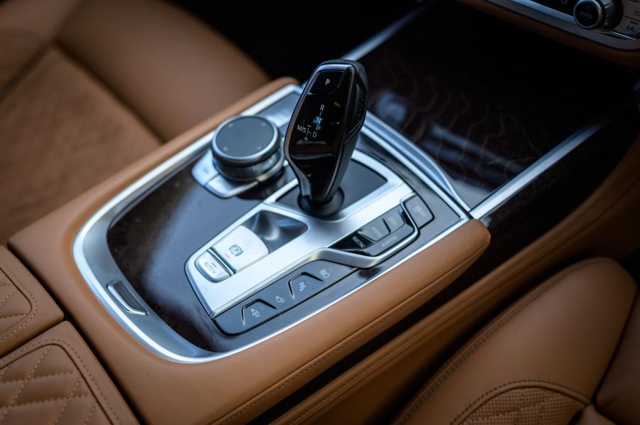 Детали интерьера BMW 745e (G11) 2019 года  (JP) (фото 6 из 21)